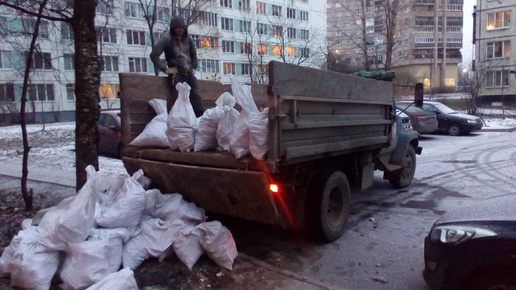 Вывоз мусора в мешках в Магнитогорске в октябре
