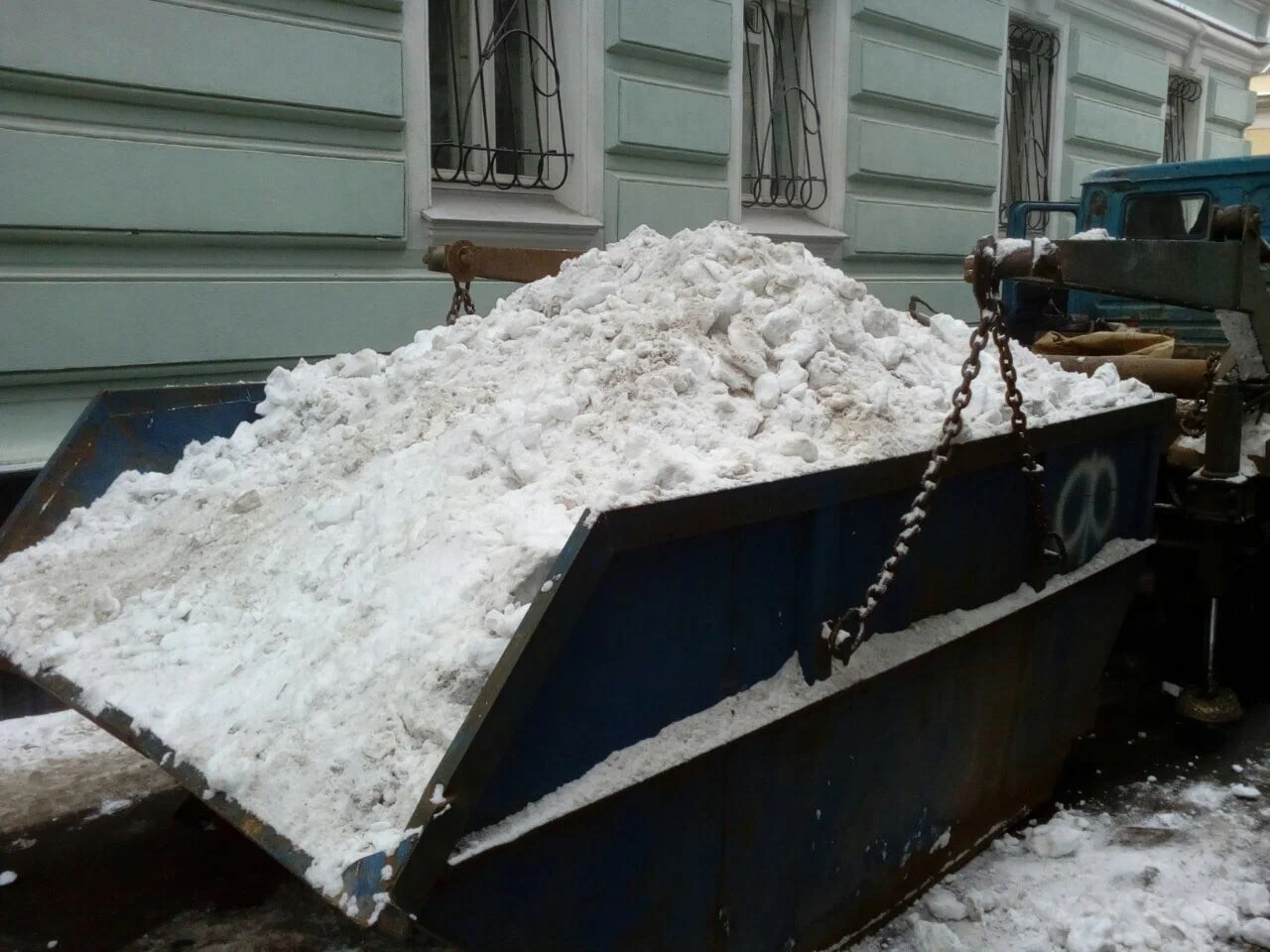 Вывоз снега контейнерами в Магнитогорске в октябре